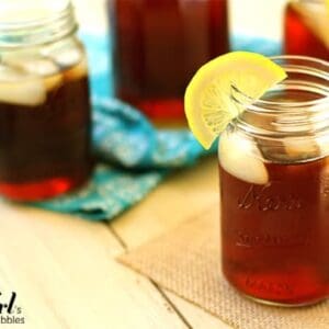 mason jars of iced tea with slices of lemon