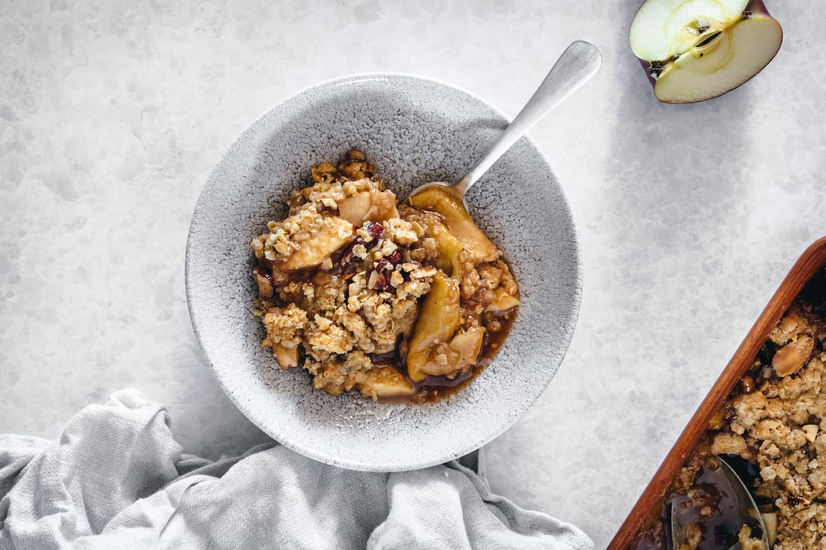 Caramel apple crisp in a bowl