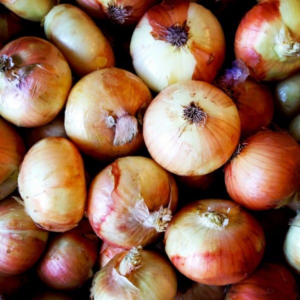 a pile of vidalia onions