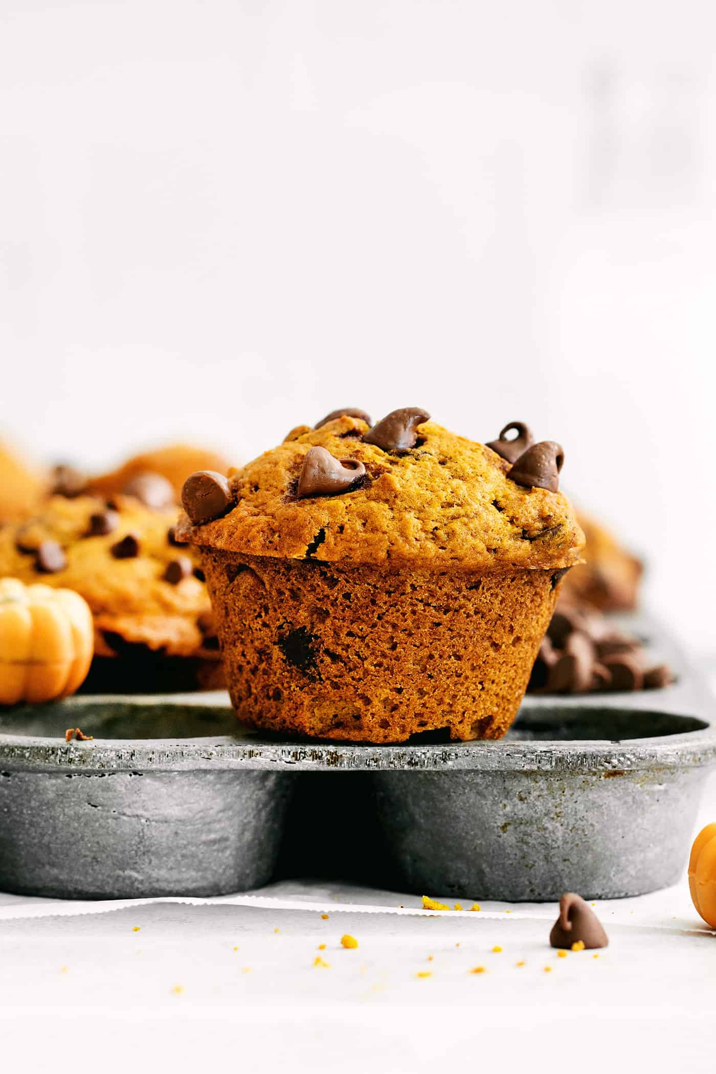 This fluffy pumpkin chocolate chip muffins recipe with warm spices will be your go-to baking project for a lovely fall brunch. Fluffy, freshly baked pumpkin chocolate chip muffins.