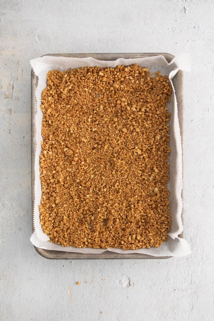 This no-bake pumpkin pie in a jar recipe with warm spices, tangy cheesecake, spiced pumpkin, and whipped cream is great for the holidays. Graham cracker crumbs in the baking sheet.