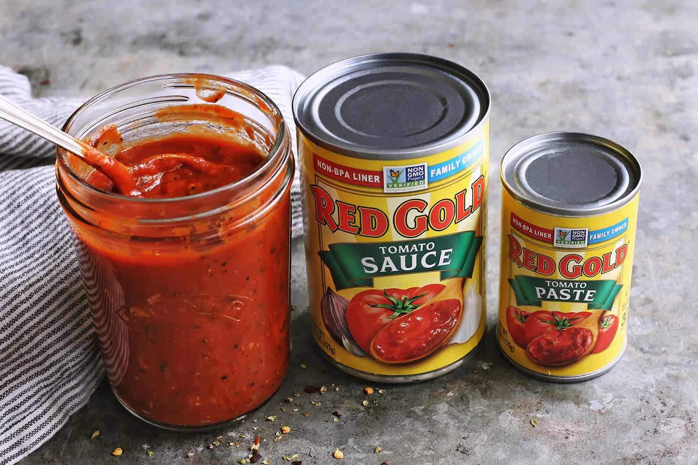 An easy recipe for the best homemade pizza sauce. It's a thick, tasty red sauce with fresh tomato flavor, made from simple ingredients! jar of homemade pizza sauce and a can of tomato sauce and tomato paste