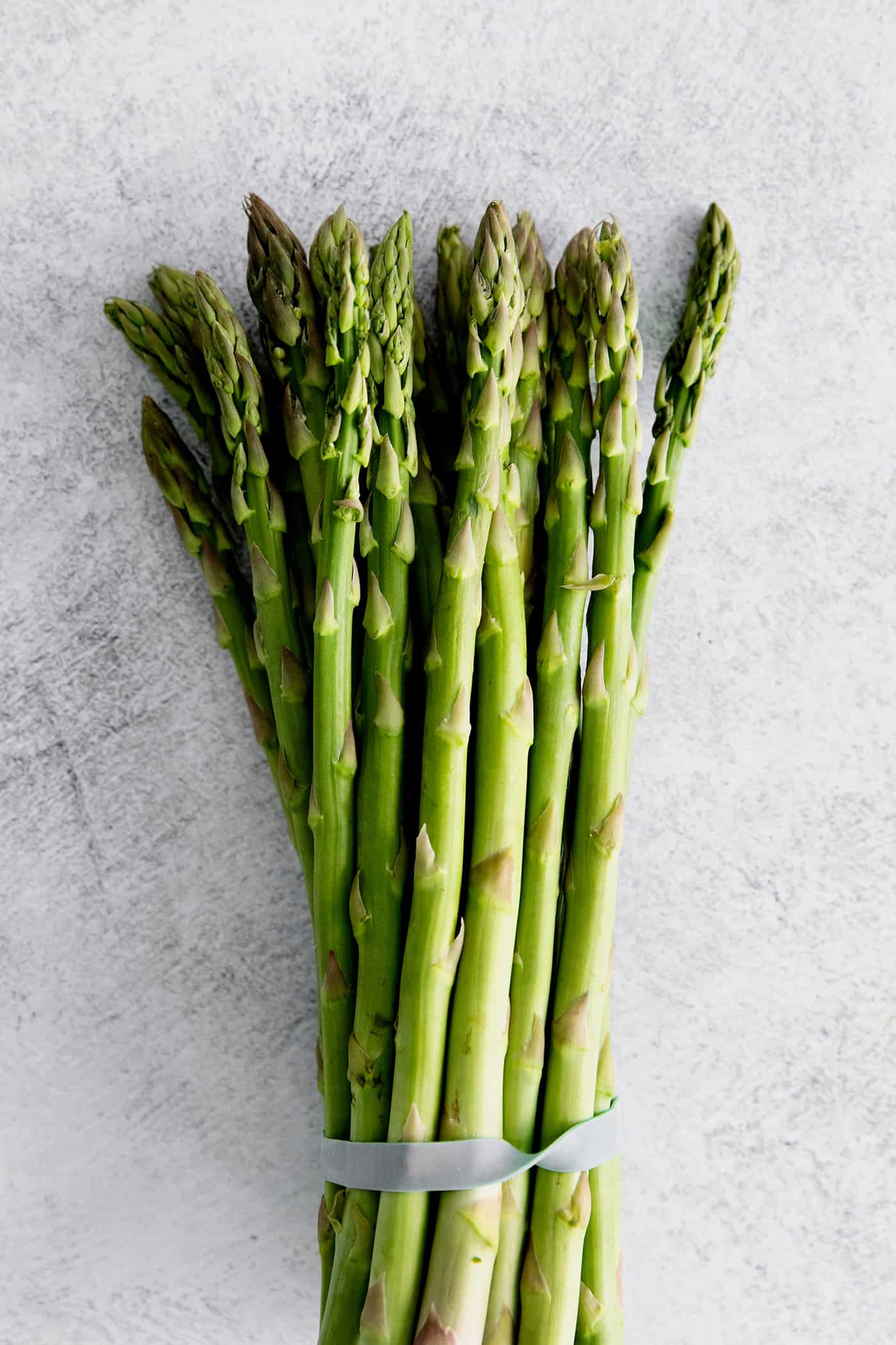 With a simple pickling brine and a few spices, these Quick Pickled Asparagus has a tangy, robust flavor with just a bit of heat. A bunch of pickled asparagus