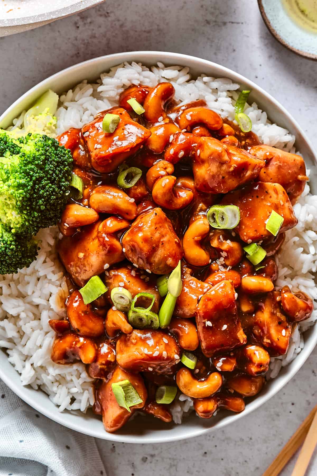 Quick, easy, and so flavorful, this Cashew Chicken stir fry features juicy pieces of chicken breast and cashews tossed in a garlic sauce. Close up of chicken cashew stir fry