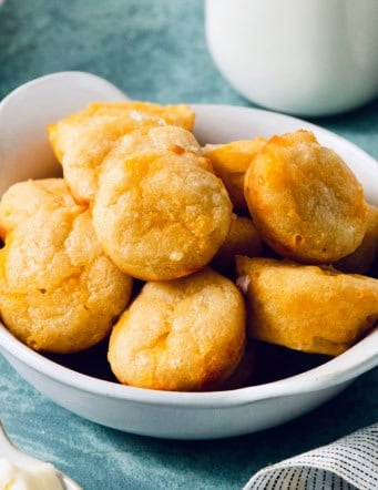 Bowl of Colombian pandebono